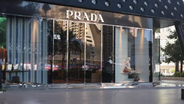 Vytvoření záběru v obchodě Prada — Stock video