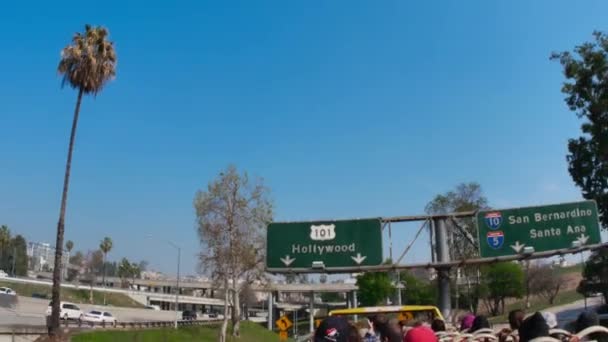 POV, проезжающий под дорожным знаком Голливуда — стоковое видео