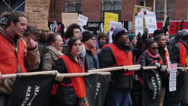 Митингующие на Манхэттене — стоковое видео
