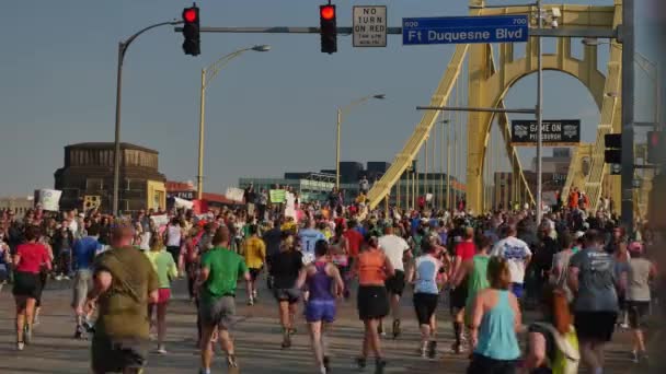 2015 DICK 'S Sporting Goods Maratona de Pittsburgh — Vídeo de Stock
