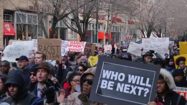 Demonstranterna i Manhattan protestera mot polisen mord — Stockvideo