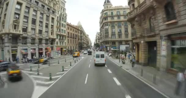 BARCELONA, CATALONIA, SPAIN - Oktober 2014 - Sudut waktu perjalanan dalam sebuah tourbus melalui pusat kota Barcelona . — Stok Video