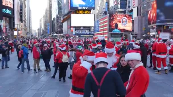 Gente vestida como Santa Claus — Vídeos de Stock