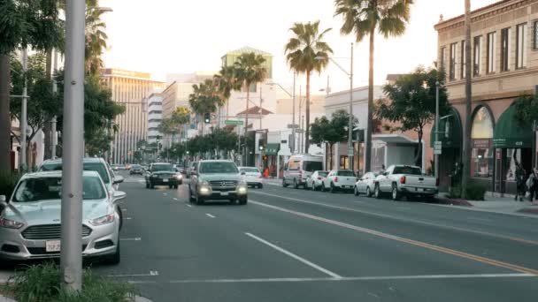 Bierkisten fahren in der Abenddämmerung los — Stockvideo