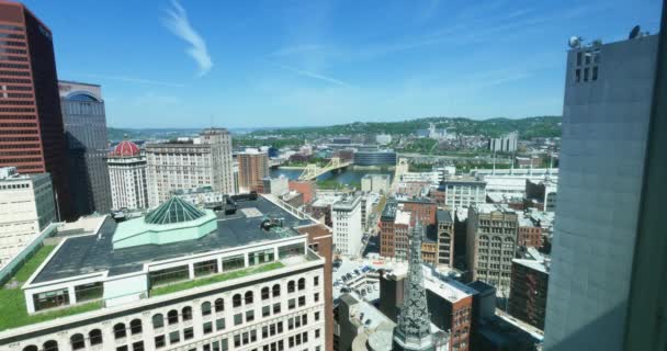 Hochwinkel-Schwenk der Skyline von Pittsburgh — Stockvideo