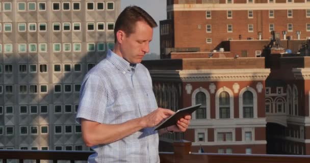 Мужчина использовал компьютер на Rooftop Deck в Питтсбурге — стоковое видео