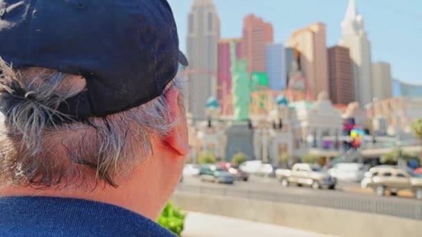 Man neemt foto van Las Vegas Strip — Stockvideo