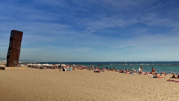 Visitantes desfrutar das praias ensolaradas de Barcelona no início da Queda . — Vídeo de Stock