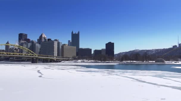 Inverno Pittsburgh cidade estabelecendo tiro Pan esquerda — Vídeo de Stock