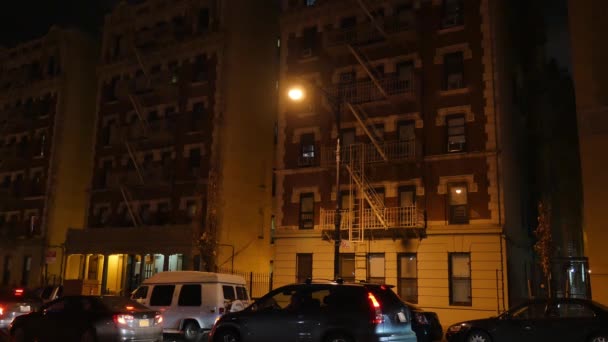 Typisch new york city appartementengebouw — Stockvideo