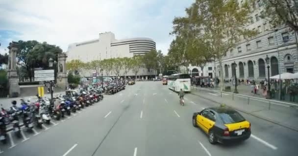 BARCELONA, CATALONIA, ESPANHA - Circa Outubro, 2014 - O ponto de vista de um turista de andar em um ônibus turístico pelo centro da cidade de Barcelona . — Vídeo de Stock