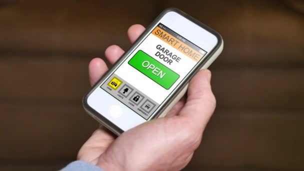 A apre la porta del garage da remoto con un'app per smartphone . — Video Stock