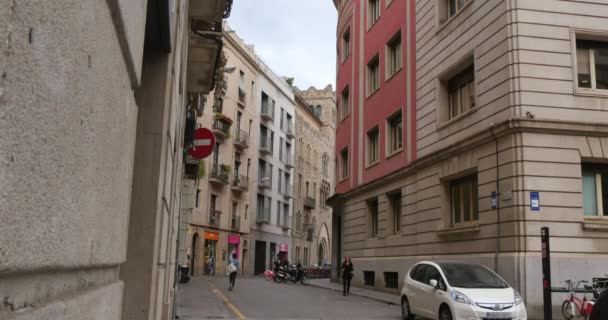 Calles estrechas y aceras de Barcelona — Vídeos de Stock