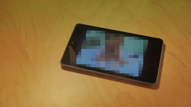 4k Pornogucken auf einem Tablet-PC — Stockvideo