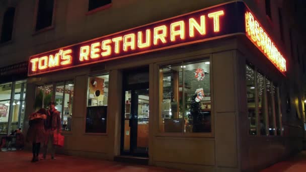 Tom's Restaurant in New York — Stock Video