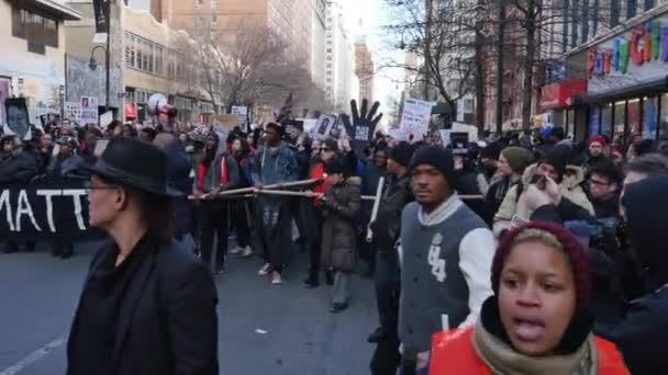 Demonstranten in Manhattan protesteren tegen politie moorden — Stockvideo
