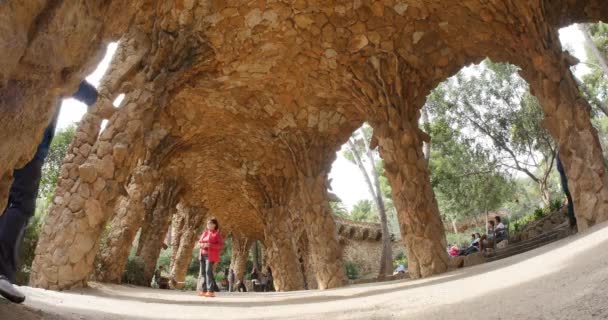 Touristes visitant le parc Güell à Barcelone . — Video