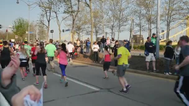 Maratona di Pittsburgh sui prodotti sportivi di Dick's 2015 — Video Stock