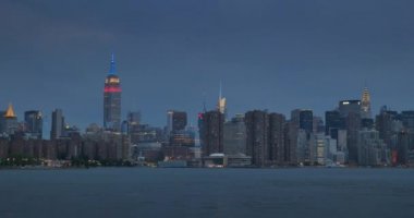 East River'dan görüldüğü gibi Manhattan siluetinin çekilen bir akşam.