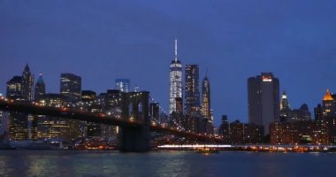 Arka planda aşağı Manhattan ile East River üzerinde Brooklyn Köprüsü'nün bir akşam kurma çekim.