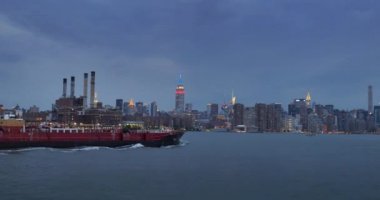 East River'dan görüldüğü gibi Manhattan siluetinin çekilen bir akşam.