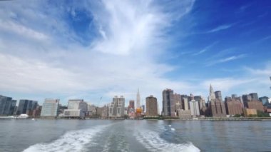East River Ferry görüldüğü gibi Manhattan şehir merkezinin siluetinin bir gündüz kurma çekim.