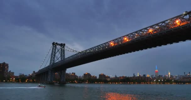 Uma noite estabelecendo tiro da Ponte Williamsburg sobre o Rio East . — Vídeo de Stock