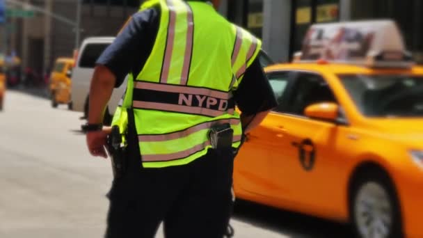 Un oficial de policía de Nueva York dirige el tráfico . — Vídeos de Stock