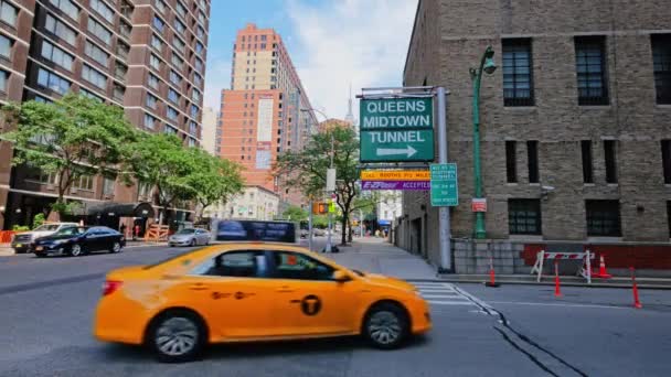 Een vast schot van de ingang van de Queens Midtown Tunnel. — Stockvideo