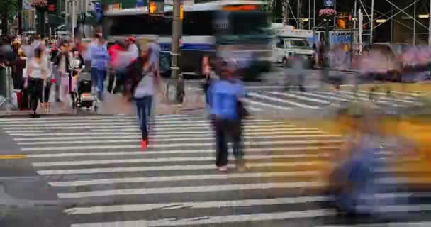 En tidsfördröjning syn på liv och rörelse av fotgängare och trafik på en Manhattan korsning. — Stockvideo