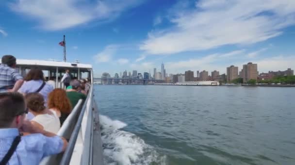 Passagiers rijden de East River Ferry op de East River tussen Manhattan en Brooklyn. — Stockvideo