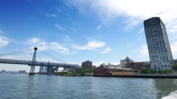 Панорамування широкий постріл Вільямсбурзі мосту з горизонт Манхеттена в далечині. — стокове відео