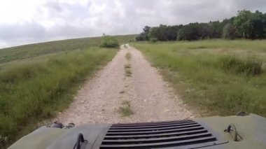 Sürücüleri bir taşra iz Texas içinde bir Atv sürme Pov.