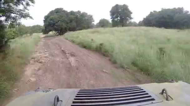 Een stuurprogramma's time-lapse Pov van het rijden op een Atv in een achterland parcours in Texas. — Stockvideo