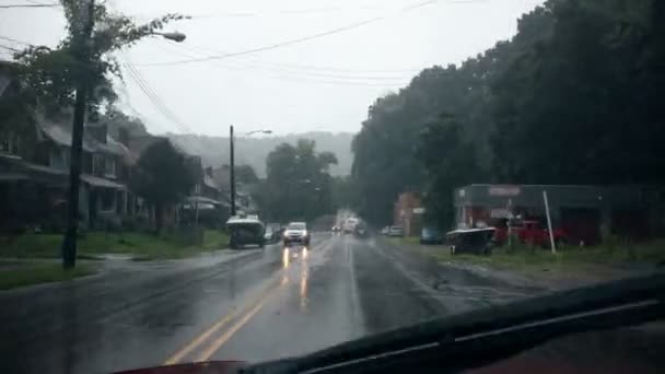 Una prospettiva dei conducenti di guidare un'auto in una tempesta di pioggia . — Video Stock