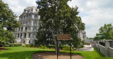 Washington, D.C.'deki Dwight D. Eisenhower İcra Dairesi Binası'nın gündüz çekilmiş bir fotoğrafı.