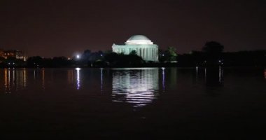 Washington, D.C.'deki Jefferson Anıtı'nın gece çekilmiş fotoğrafı.