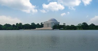 Washington, D.C.'deki Gelgit Havzası ile birlikte Jefferson Anıtı'nın geniş bir manzarası.