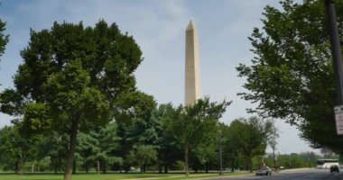 Washington, DC Washington Anıtı üssü yakınlarında geçen trafiğine kurulması bir çekim.