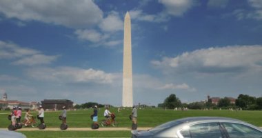 Gün boyunca Washington Anıtı ziyaret Segways turist geniş bir görünüm.