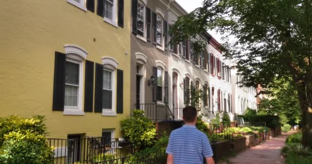 Une journée typique de prise de vue des maisons en rangée de Washington ou des immeubles d'habitation . — Video