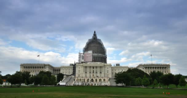 Una vista de lapso de tiempo del Capitolio de los Estados Unidos mientras la cúpula estaba en renovación . — Vídeos de Stock