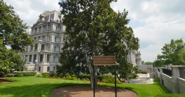 Eine tagsüber einspielende Aufnahme des dwight d. eisenhower executive office building in washington, d.c. — Stockvideo