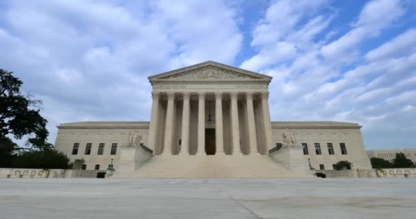 Uma visão de lapso de tempo da grande entrada do Supremo Tribunal . — Vídeo de Stock