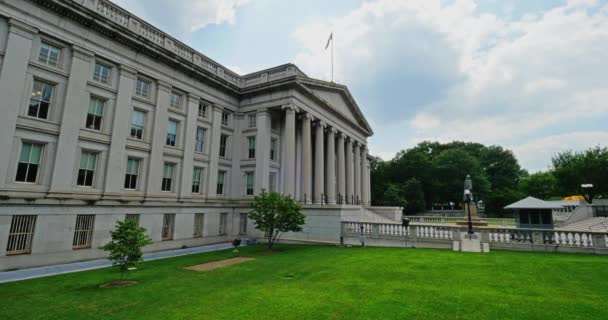 Overdag een schot van de Amerikaanse afdeling van het Treasury Building in Washington, D. C. — Stockvideo