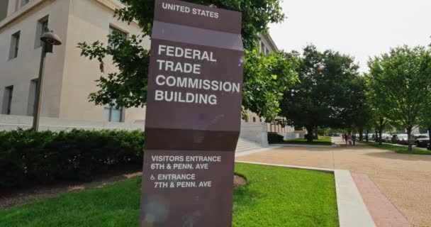 Uma fotografia do edifício da Comissão Federal de Comércio em Washington, D.C. . — Vídeo de Stock