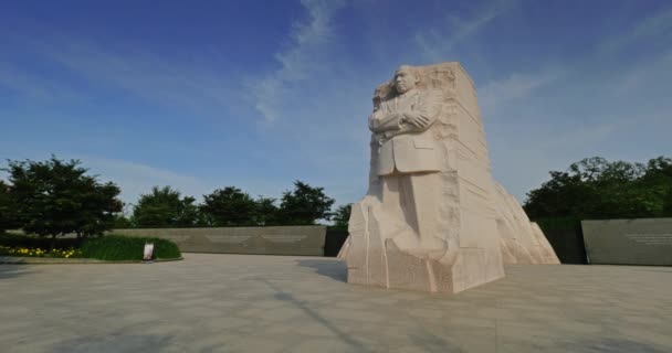 Un lapso de tiempo diurno que establece la toma del Memorial Martin Luther King, Jr., en Washington, D.C. . — Vídeos de Stock