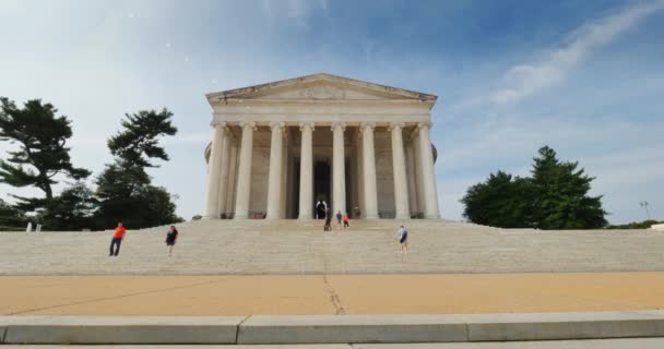 Широкий обзор туристов, посещающих Мемориал Джефферсона в Вашингтоне . — стоковое видео