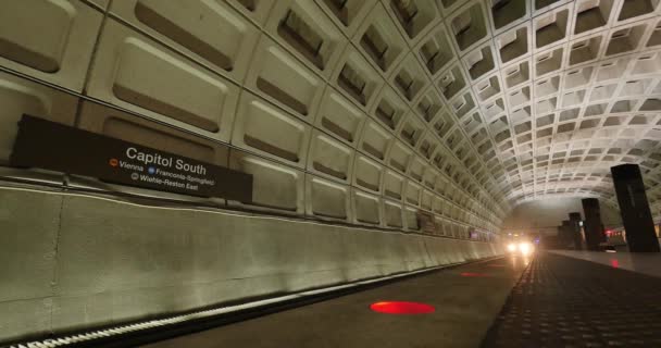 Una toma establecida del metro que llega a la estación de metro Capitol South en Washington, D.C. . — Vídeos de Stock