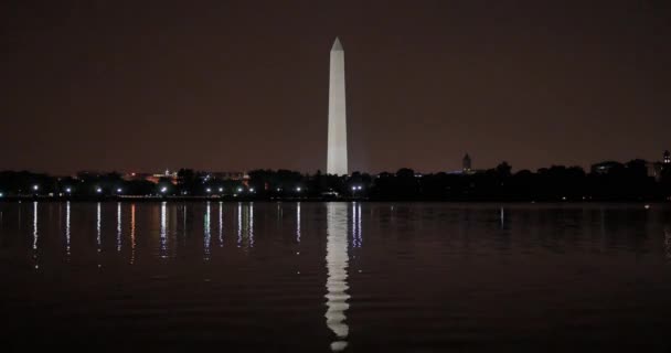 Eine weite aufnahme des washington-denkmals bei nacht. — Stockvideo